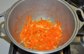 Пока мы этим занимаемся, в латке (или кастрюле)  пассеруется  на среднем огне порубленный лук, через 5 минут добавляем еще морковь, помешиваем периодически еще 4-5 минут.