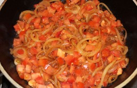 Добавляем томатный соус (или измельченные помидоры) и жарим еще минуты 2-3.