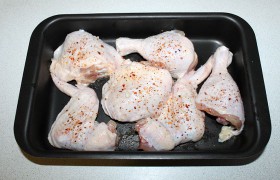 Раскладываем куски курицы в форме, ставим в середину разогревшейся до 200° духовки на 45 минут.