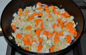 За это время успеваем нашинковать лук, морковь и сельдерей. Переложив бедра, делаем огонь еще чуть меньше, ближе к среднему, пассеруем 5 минут лук с морковью и сельдереем, периодически помешивая овощи.