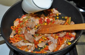 Если желателен – смешиваем его компоненты, пробуем, заливаем в сковороду, прогреваем те же минуты до загустения соуса. 