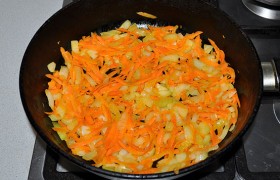 Для тушения готовим соус. Сначала на среднем огне 5-7 минут пассеруем в сковороде с маслом нарезанный лук с морковью.