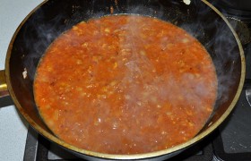 Обжарив – добавляем томатную пасту, сахар и воду, рыбный соус и, после перемешивания и закипания – карри.