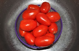 Мы приводим рецепт на 1,5 кг помидоров, т.к. примерно столько помещается на стандартном противне для сушки в духовке. Для заготовок выбираем сливовидные плотные помидоры, спелые, крепкие. Промываем их как следует, обсушиваем полотенцем.
