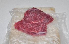 Накрываем пленкой, а еще лучше – закладываем мясо в пакет и как следует  отбиваем  с обеих сторон до толщины 6-8 мм. А тугие жилки, попадающиеся в мясе, рассекаем, чтобы не стянули отбивные при жарке.