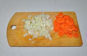 Подготавливаем овощи: лук шинкуем средним кубиком, морковь нарезаем нетонкими кружками. Кстати, ее можно положить побольше – очень уж вкусная получается после тушения.