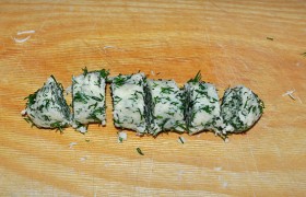 Руками лепим из сыра с зеленью небольшую колбаску и разрезаем на части.