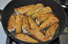Масло сначала  перекаливаем  в сковороде, оставив ее на 4-5 минут на огне немного меньше сильного. Рыбу выкладываем и жарим с каждой стороны по 3-5 минут, до румяных аппетитных корочек. Более крупную рыбу жарим немного дольше.