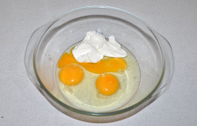Для запеканки нам еще нужны 3-4 яйца и 2-3 ст. ложки сметаны. 