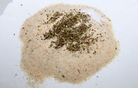 Смешиваем панировочные сухари (хорошо, если есть домашние ) с прованскими или другими травами по своему вкусу, добавляем немного соли. 