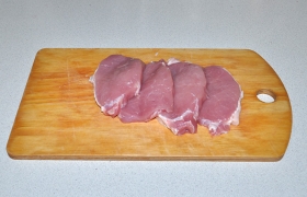Мясо нарезаем на ломтики толщиной 1,2-1,5 см.