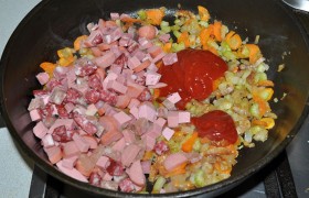 Добавляем в сковороду томатную пасту, перемешиваем, добавляем нарезанные колбасу и мясные деликатесы, которые мы намерены положить в солянку, тушим3-4 минуты. 