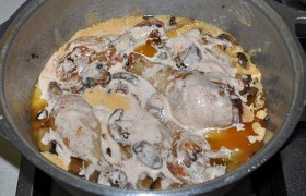 В сметану добавляем 70-100 мл воды, 1 ч. ложку соли, паприку и карри. по вкусу – перец, Вымешиваем до однородности и заливаем курицу.