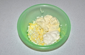 Готовится закуска просто. Отварные яйца нарезаем мелким кубиком, добавляем к ним плавленый сыр и майонез.