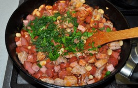 Соединяем в одной сковороде густой соус с томатами и фасолью и обжаренные мясопродукты. Посыпаем молотым чесноком, пробуем на соль, тушим 4-5 минут. Посыпаем зеленью.