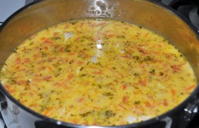 Убедившись, что картошка сварилась – не спеша, порциями добавляем плавленый сыр, все время размешивая. Как только весь сыр в супе, и он закипел – выключаем и накрываем кастрюлю сложенным полотенцем. Дав супу настояться 10-15 минут – подаем на стол.