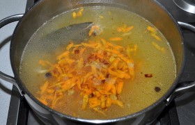 Ребрышки выкладываем на доску, а заправку добавляем в суп вместе с лавровым листиком и перцем-горошком. Варим на небольшом огне в закрытой кастрюле.