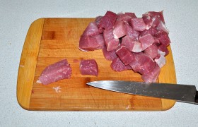 Кусок промытой и обсушенной свинины нарезаем кубиками по 20-25 мм.