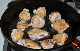 На огне между сильным и средним  раскаляем  топленое масло (или растительное, к которому добавляем сливочное), подрумяниваем куски курицы с двух сторон. 