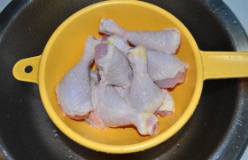 По этому рецепту мы можем готовить не только куриные голени, но и бедрышки. Первым делом мы их тщательно моем и кладем в дуршлаг, с помощью которого избавляемся от воды. Но после этого еще обсушиваем ножки бумажным полотенцем.