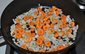 Потом добавляем морковь и продолжаем помешивать еще 4-5 минут.