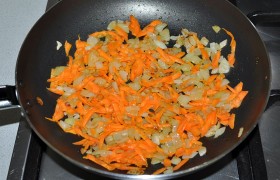 Тертую морковку вместе с нашинкованным луком пассеруем с растительным маслом на среднем огне 6-7 минут, когда лук станет мягким. Помешиваем время от времени. 