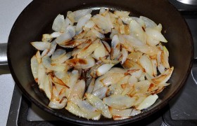 Готовим соус. Мелкие луковицы делим на четвертинки вдоль, обычного размера - нарезаем перьями. На огне чуть выше среднего, часто помешивая, 8-10 минут подрумяниваем лук.