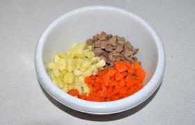 Таким же кубиком нарезаем картофель, чуть мельче – морковь.