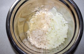 Измельчаем замоченный в молоке белый хлеб без корочек, добавляем мелко порезанный лук, 2 яичных белка. 