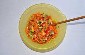 Все овощи, включая горошек и кукурузу, смешиваем, заправляем солью и перцем, посыпаем розмарином, 