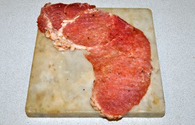 На фото видно, каким большим стал пласт мяса после отбивания.