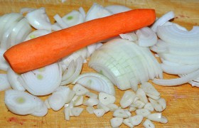 Чистим лук, чеснок и морковь. Лук нарезаем полукольцами, морковь – по желанию, мелко рубим чеснок.