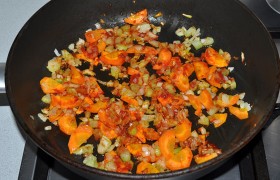 Мелко шинкуем лук, сельдерей, морковь. На среднем огне в масле  пассеруем  овощи 5-6 минут. Кладем томатную пасту – можно без нее, но она делает вкус супа богаче. Посыпаем сахаром, перцем. Самое время положить в бульон нарезанный картофель. 