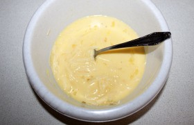 Слегка взбиваем яйца, смешиваем хорошенько с тертым крупно сыром и молоком.