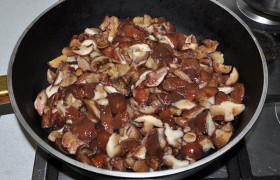 Отваренные грибы нарезаем и выкладываем на сухую сковороду. Когда вода испарилась - обжариваем на сливочном масле 5-6 минут на огне больше среднего. Если используем в блюде лук, обжариваем вместе с грибами.