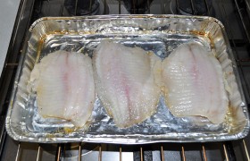 В нагревшуюся духовку ставим форму под гриль (примерно на 10 см ниже), где тилапия запекается 2,5-3 минуты.  Переворачиваем рыбку и запекаем еще пару минут.