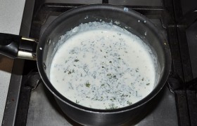 Сливки заливаем в ковшик, размешиваем с мукой, щепотками перца и соли. Помешивая, доводим на конфорке до кипения. То же самое можем сделать в микроволновке (в другой посуде, конечно). В конце добавляем зелень.