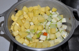Кубиками нарезаем кабачки и картофель – и тоже в латку, сыплем по вкусу приправы. 