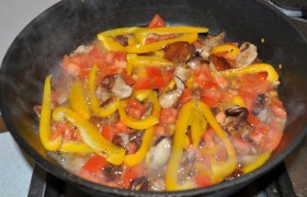 Снова раскаляем масло, примерно 1-1,5 ст. ложки, засыпаем все нарезанные овощи и грибы, помешивая, держим на этом огне 4-5 минут. 