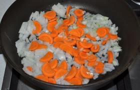 Шинкуем лук и морковь,  пассеруем  заправку для рассольника на разогретом сливочном масле 7-9 минут, помешивая время от времени. Огонь – средний. 