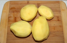 Чистим картофель и натираем на крупной терке, держа картофелины вертикально, чтобы получалась соломка подлиннее.