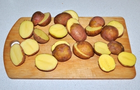 Картофелины делим на половинки.