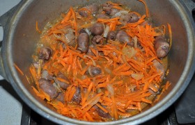 За это время спокойно натираем морковь, нарезаем сладкий перец, добавляем в казан, жарим дальше – еще примерно 10 минут.