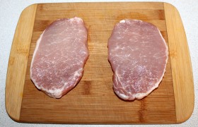 Поперек волокон нарезаем корейку (заранее промытую и обсушенную от воды) на 5 отбивных толщиной 20-22 мм. Прежде, чем начинать  отбивать  мясо, надрезаем минимум в одном месте окружающую мясо полоску сала. 
 
 
 
 
 
 