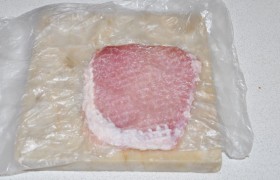 Закладываем каждый кусок мяса в пищевой пакет (или между слоями пленки) и  отбиваем  не спеша, легкими ударами одну и вторую стороны будущего шницеля. Толщину мяса доводим до 5-7 мм.