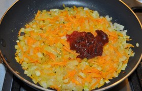 Только после этого добавляем томатную пасту (можно заменить двумя помидорами без кожицы, натертыми на терке). Хорошо перемешиваем и снова томим на огне, пока не карамелизуется томат-паста, о чем скажет цвет – он станет оранжевым. И не забываем перемешивать содержимое сковороды. Заправка готова.