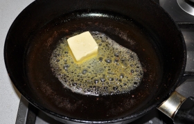 Для соуса разогреваем сковороду на огне чуть больше среднего, растапливаем сливочное масло. 
