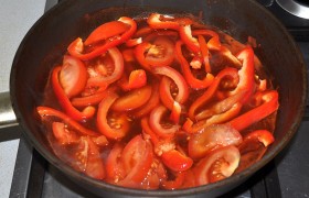 После закипания добавляем нарезанный полосками сладкий перец, дольки помидоров. Даем потушиться на слабом огне 4-5 минут.