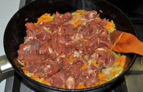 Выкладываем в сковороду мясо в маринаде, перемешиваем, если требуется – подливаем немного кипятка.  