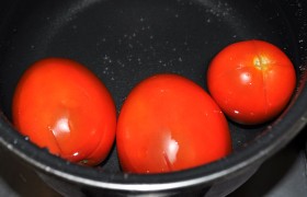Надрезанные помидоры 60-90 секунд бланшируем, очищаем и пюрируем.